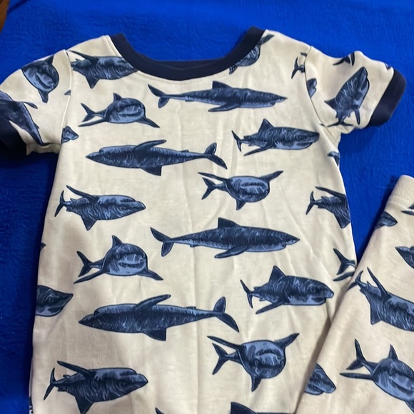 OLD NAVY PAJAMA SET BOYS 4T 🦈 - Picture 2 of 4